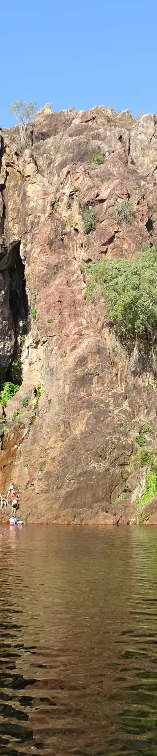 Nimm ein erfrischendes Bad unter dem Wasserfall